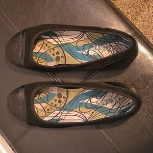 *SOLD* Skechers slip on shoes